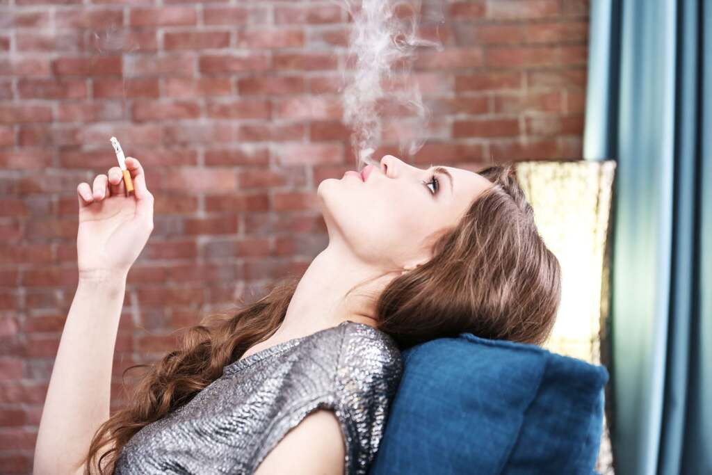 Alguns dependentes de cigarro explicam que fumar lhes dá sensação de alívio e calma e por isso não conseguem abandonar o vício. É bom saber que, para quem pretende parar de fumar, ajuda médica é bem-vinda. È possível conseguir o tratamento no Sistema Único de Saúde.