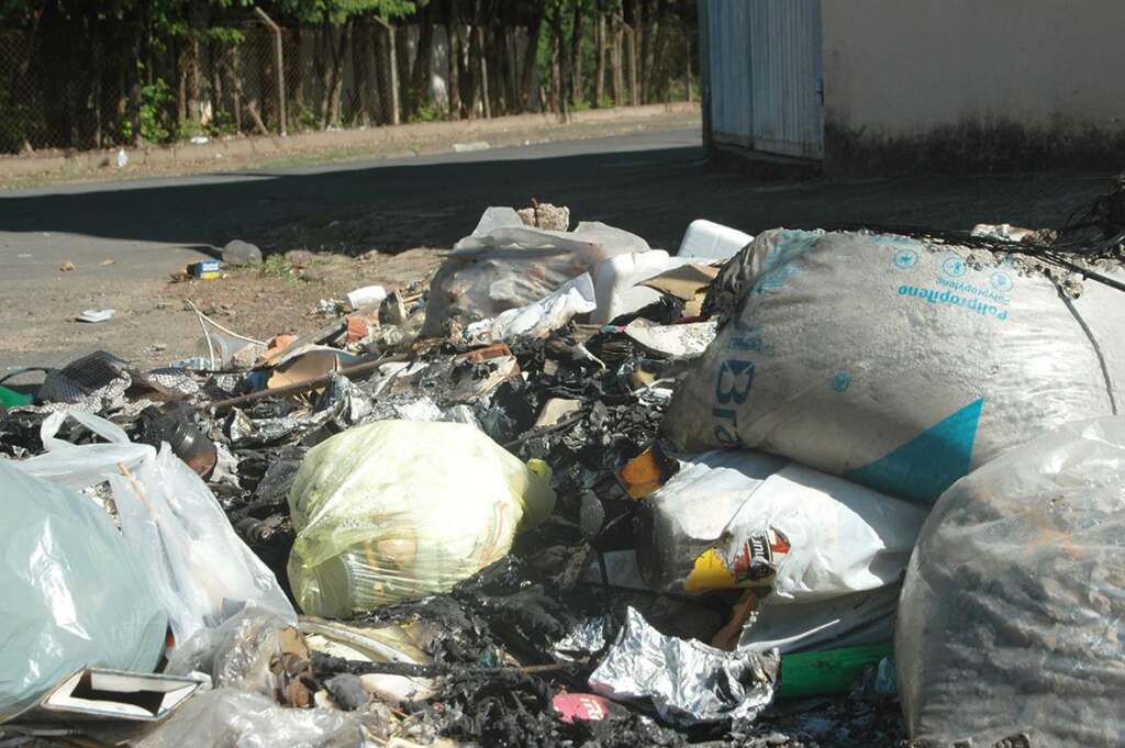 Lixo jogado na calçada incomoda moradores - JNO