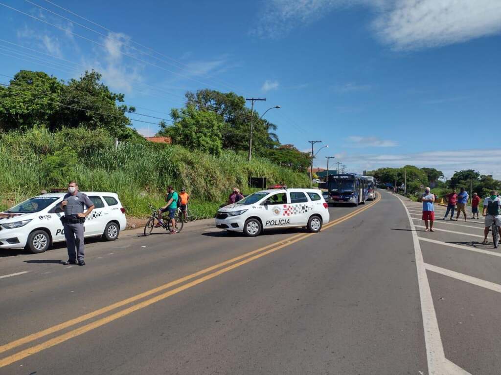 incendio-atinge-micro-onibus-em-estrada-que-liga-nova-odessa-e-sumare-jno