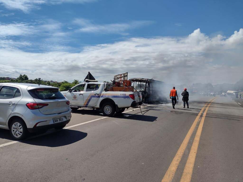 incendio-atinge-micro-onibus-em-estrada-que-liga-nova-odessa-e-sumare-jno