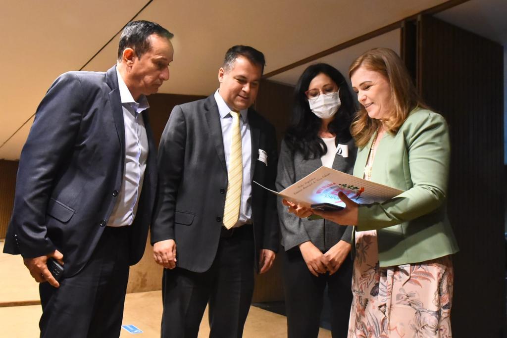 vereadores-participam-de-debate-sobre-a-importancia-do-cuidado-com-as-criancas-jno