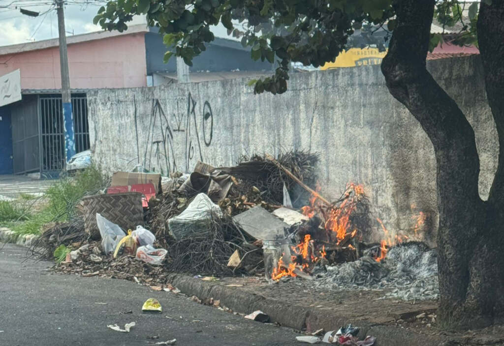 com-entulhos-na-rua-moradores-colocam-fogo-em-lixo-no-jardim-bela-vista-em-no-jno