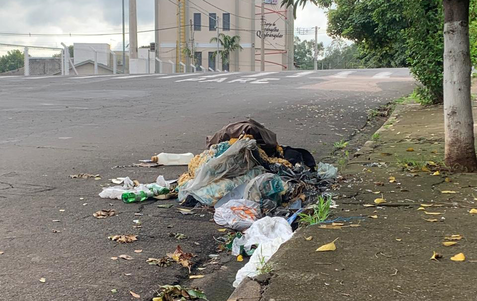 chuva-revela-acumulo-de-lixo-e-entulho-ao-redor-do-ribeirao-quilombo-em-no-jno