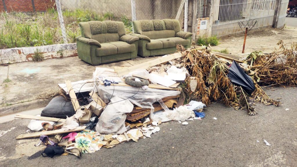 lixo-e-sofa-velho-completam-um-mes-no-jardim-santa-rita-1-em-nova-odessa-jno