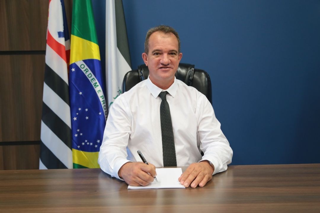 prefeito-leitinho-e-denunciado-por-aumentar-salarios-de-comissionados-e-secretarios-com-possivel-beneficio-a-si-mesmo-jno